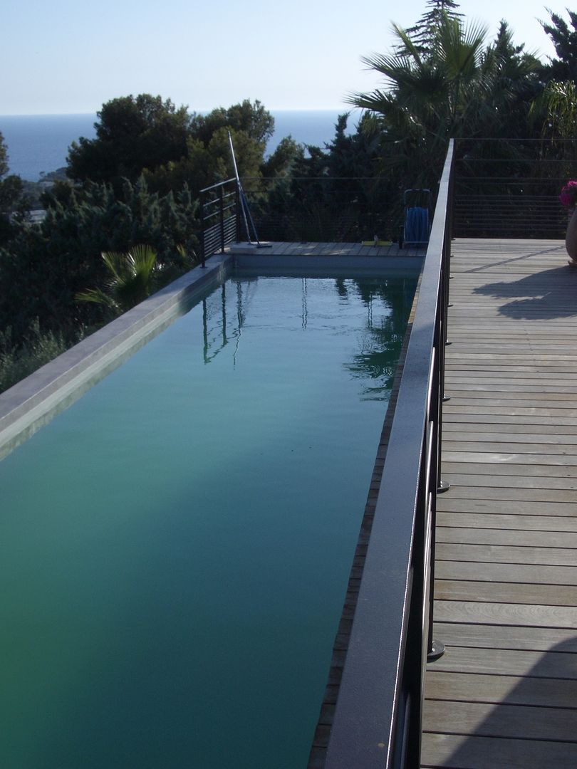 Un jardin contemporain, un balcon sur la mer, Vanessa Cottin Vanessa Cottin Moderne zwembaden