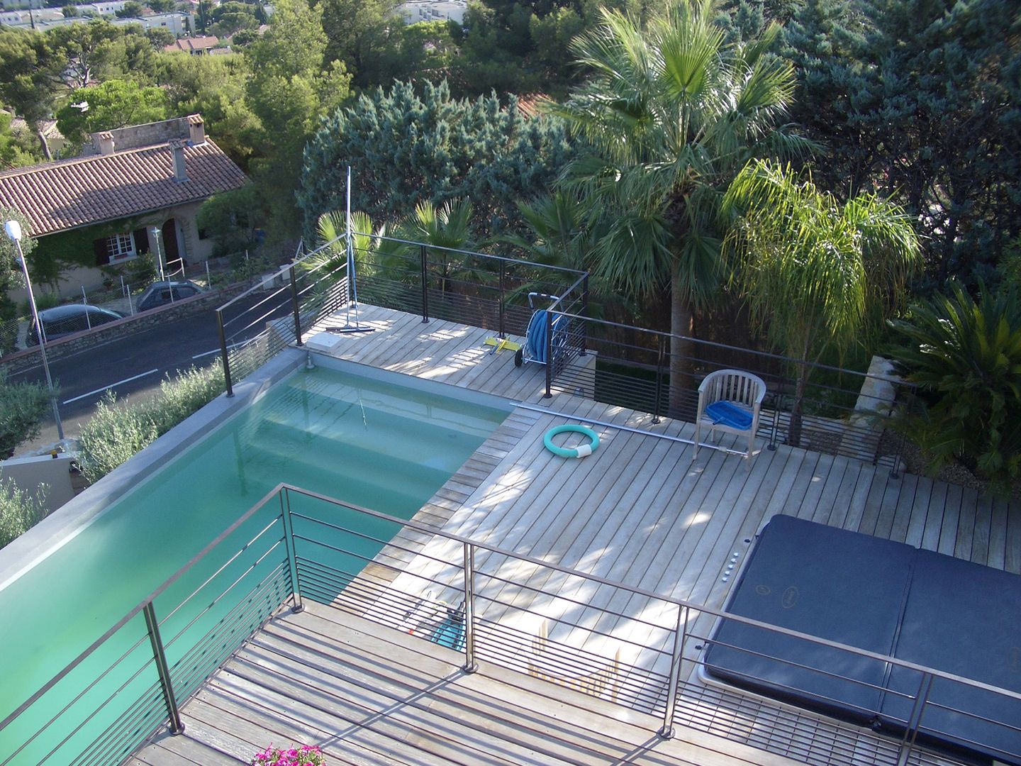 Un jardin contemporain, un balcon sur la mer, Vanessa Cottin Vanessa Cottin モダンスタイルの プール