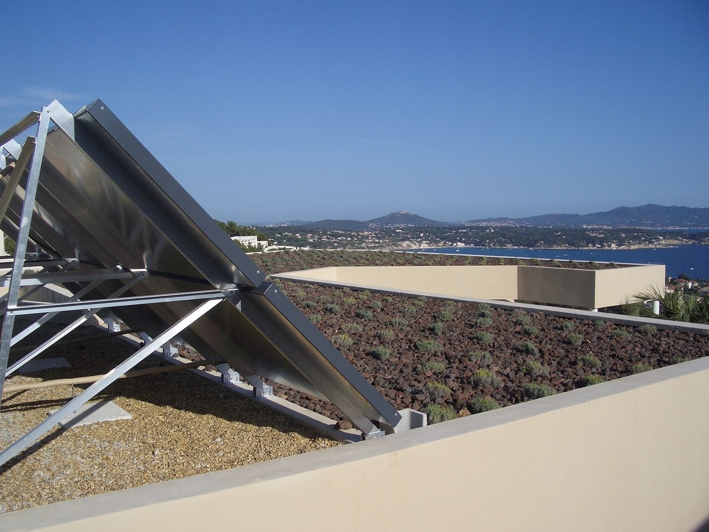 Un jardin contemporain, un balcon sur la mer, Vanessa Cottin Vanessa Cottin Modern Bahçe