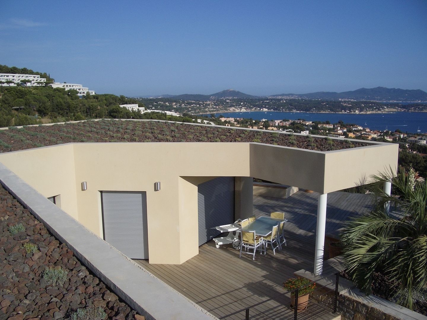 Un jardin contemporain, un balcon sur la mer, Vanessa Cottin Vanessa Cottin Jardines de estilo moderno