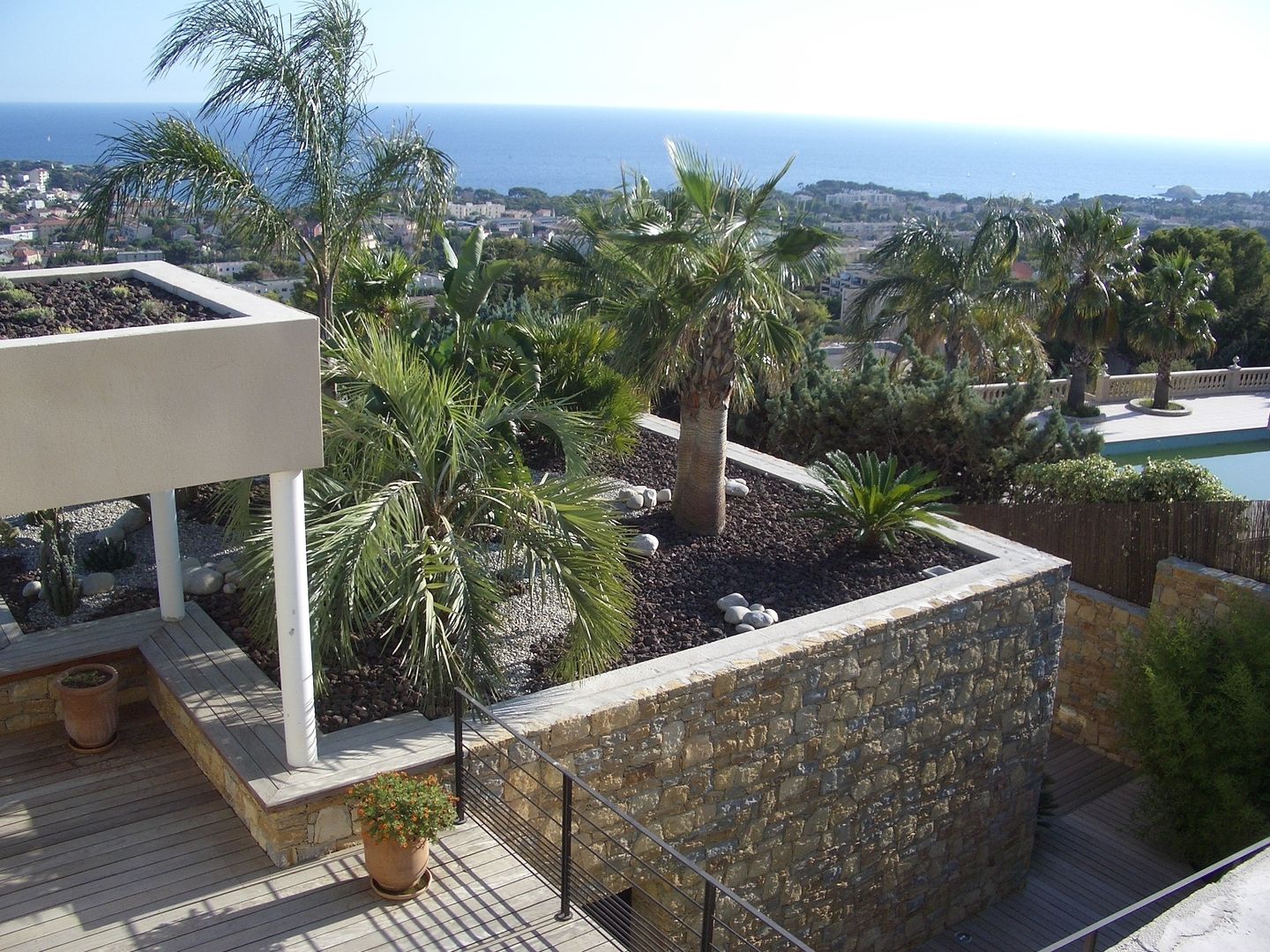 Un jardin contemporain, un balcon sur la mer, Vanessa Cottin Vanessa Cottin Jardines de estilo moderno