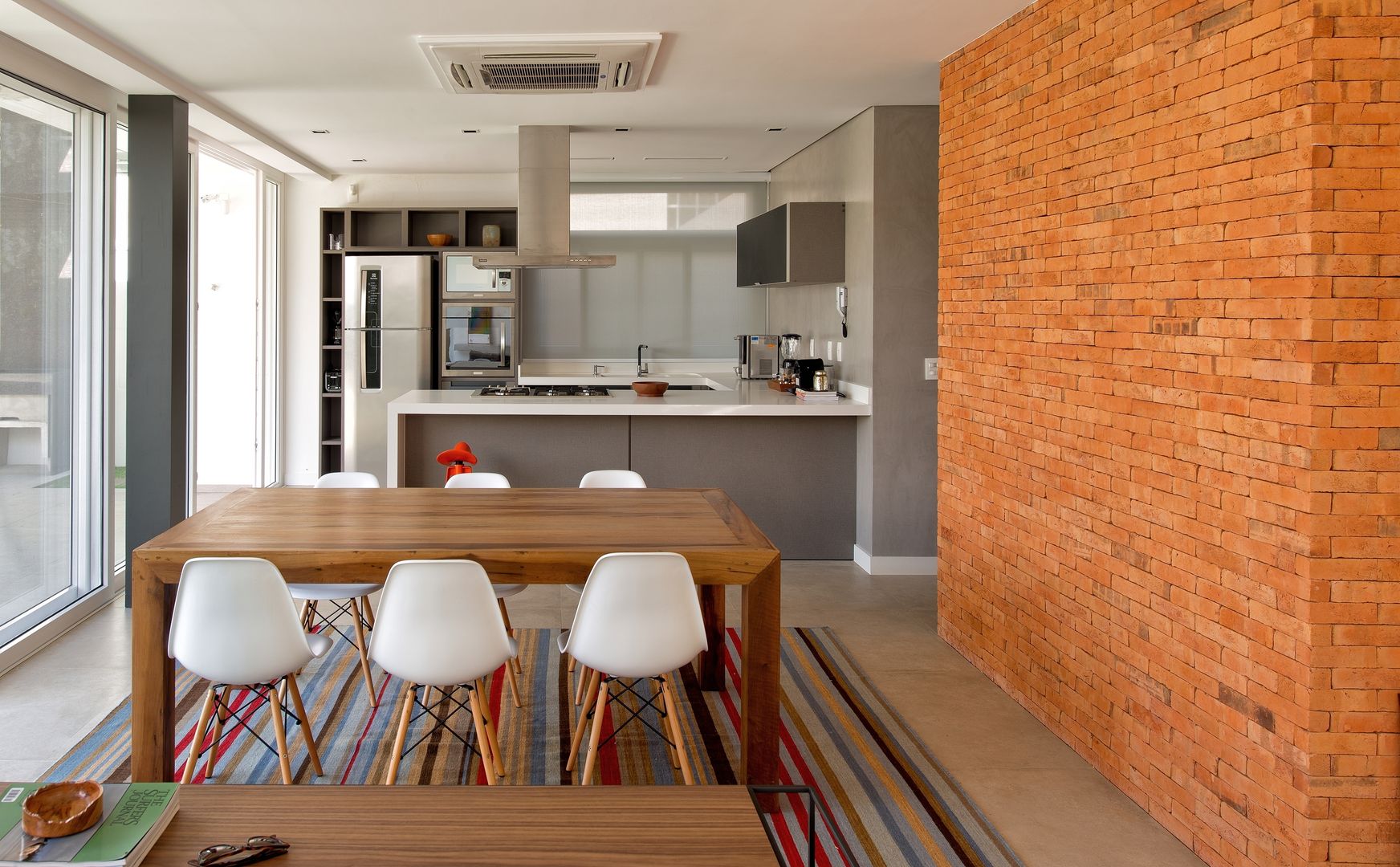 VISTA INTERNA DA SALA DE JANTAR E COZINHA Pimont Arquitetura Cozinhas modernas