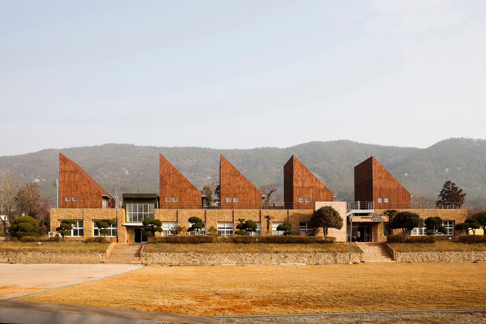 청산도 느린섬 여행학교, (주)오우재건축사사무소 OUJAE Architects (주)오우재건축사사무소 OUJAE Architects Casas modernas