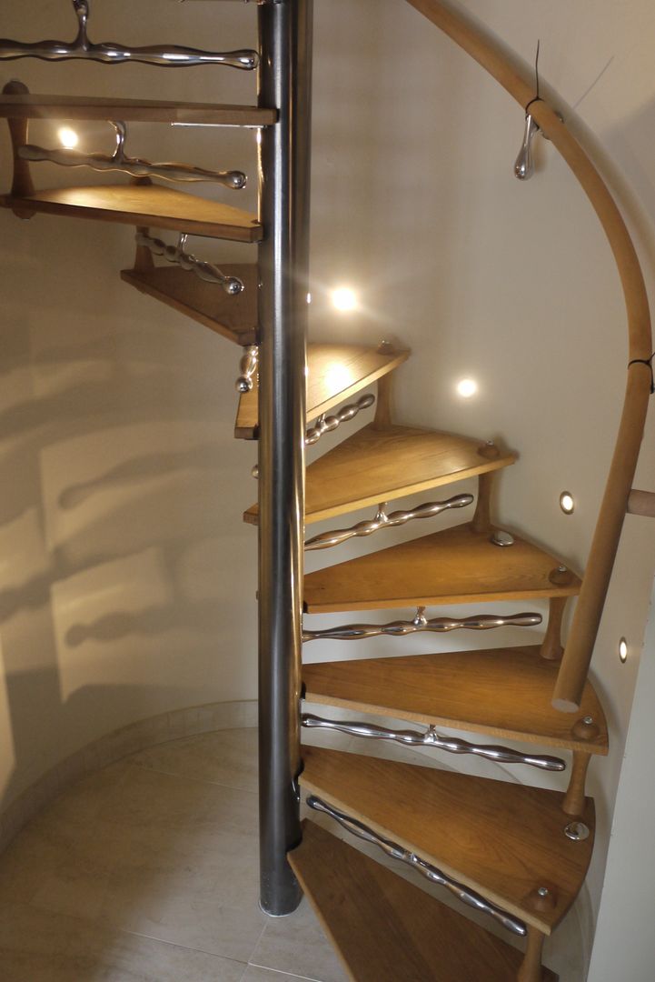 Spiral stair with sculptural detailing & 'Drip' handrail brackets., Zigzag Design Studio (Sculptural Structures) Zigzag Design Studio (Sculptural Structures) Modern corridor, hallway & stairs