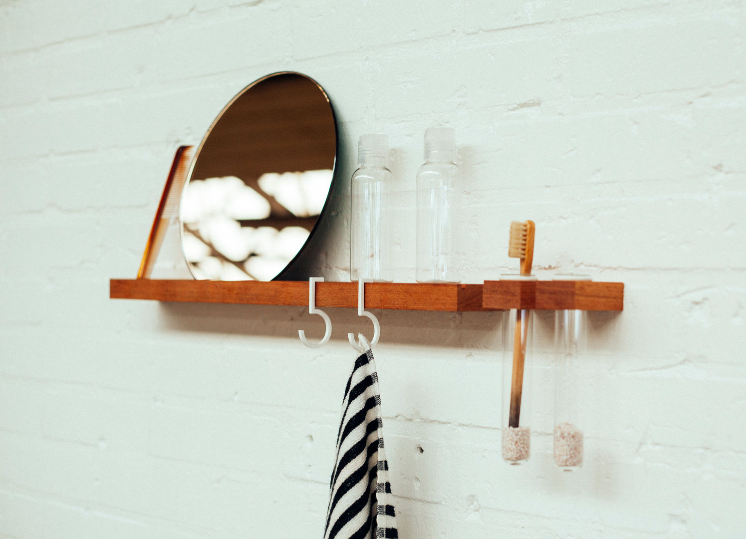 FIGR it out!, FIGR1 FIGR1 Minimalist bathroom Shelves