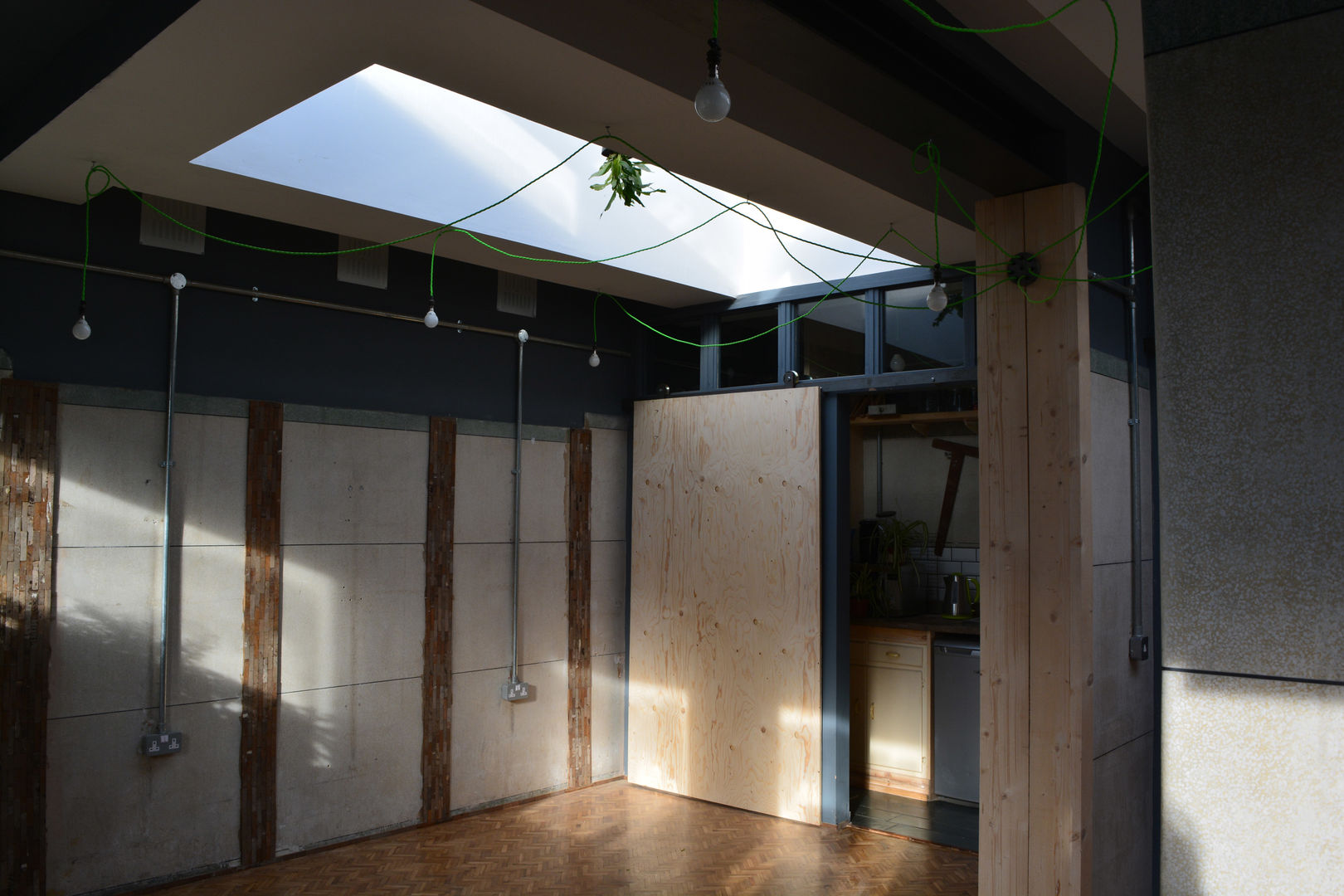 Studio Loo - a new office space from an old public wc Claire Potter Design Espacios comerciales Edificios de Oficinas