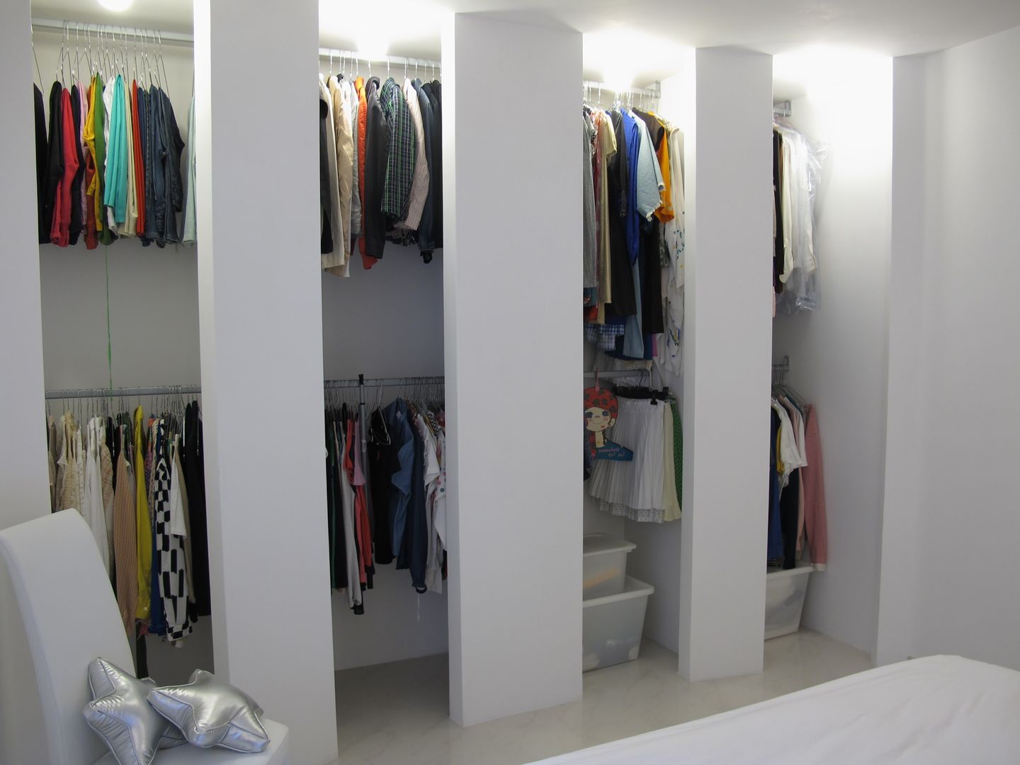 Una morbida scatola bianco Optical, Architetto Andrea Madonna Architetto Andrea Madonna Modern style bedroom Wardrobes & closets