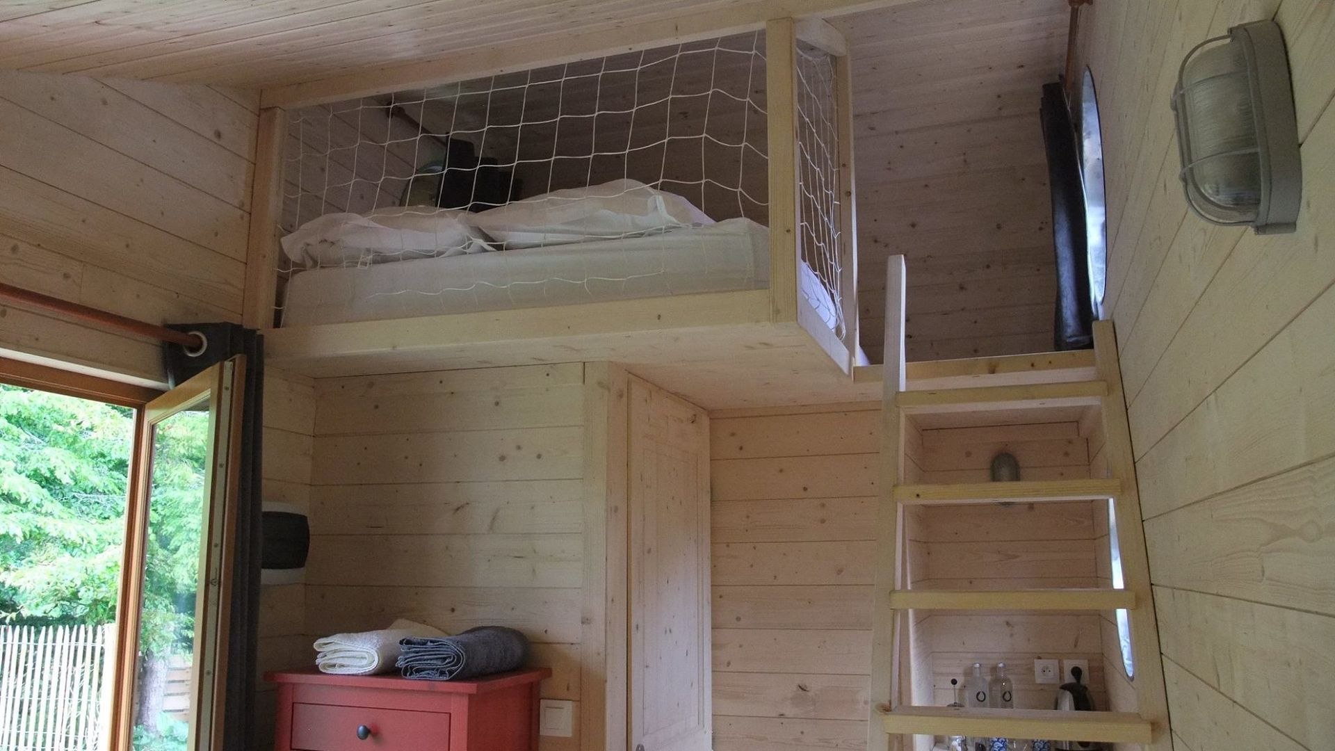 Une mezzanine accueille un lit double Alter Ec'Home& Chambre originale Propriété,Immeuble,Bois,Ébénisterie,Étage,Sol,Tache de bois,Bois franc,Plafond,Rayonner