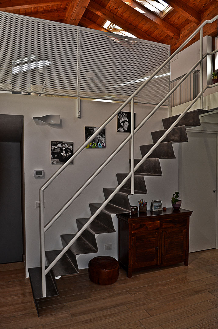 Recupero di un rustico, Alessandro Jurcovich Architetto Alessandro Jurcovich Architetto Modern corridor, hallway & stairs