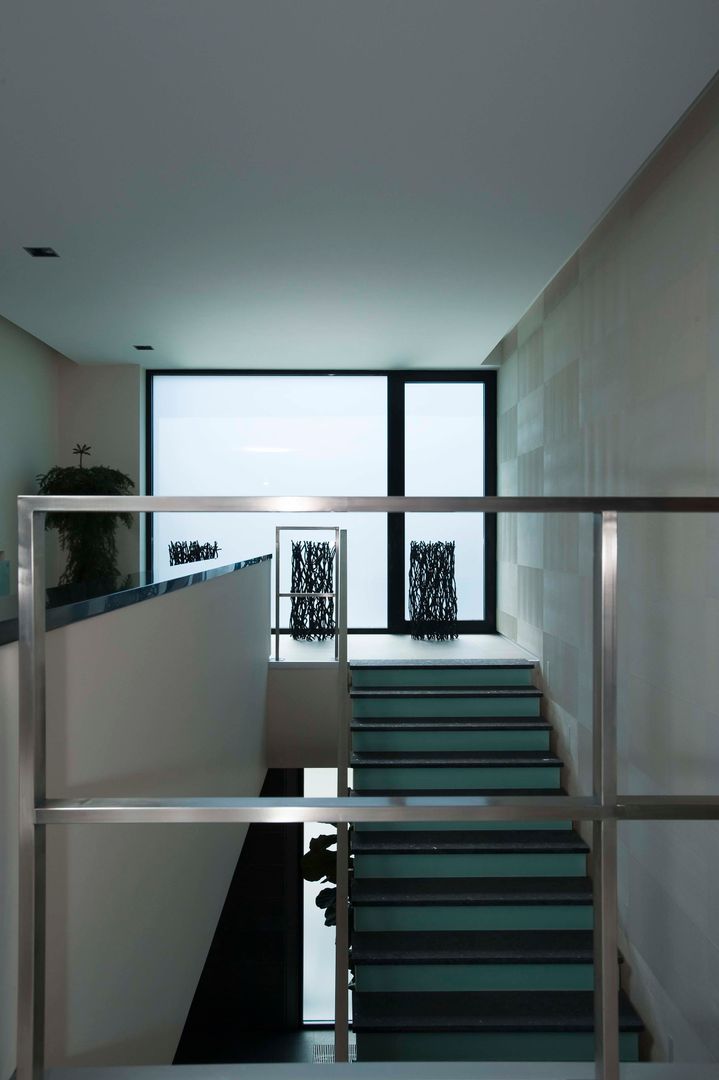 House for a young family, Zimenko Yuriy Zimenko Yuriy Minimalist corridor, hallway & stairs