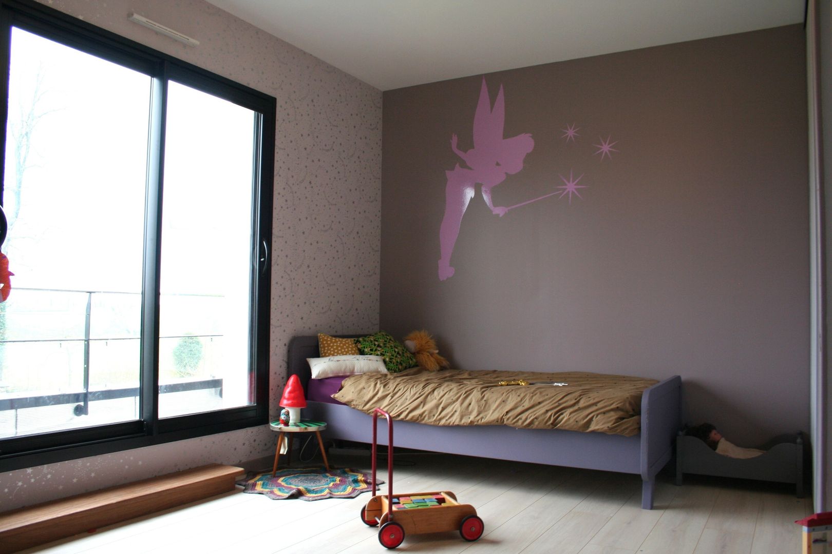 Une chambre de petite fille, daisydacosta daisydacosta Dormitorios infantiles de estilo escandinavo Camas y cunas