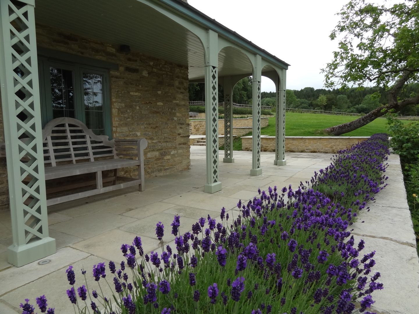 Somerset Farmhouse - Front terrace looking down Laurence Maunder Garden Design & Consultancy بلكونة أو شرفة