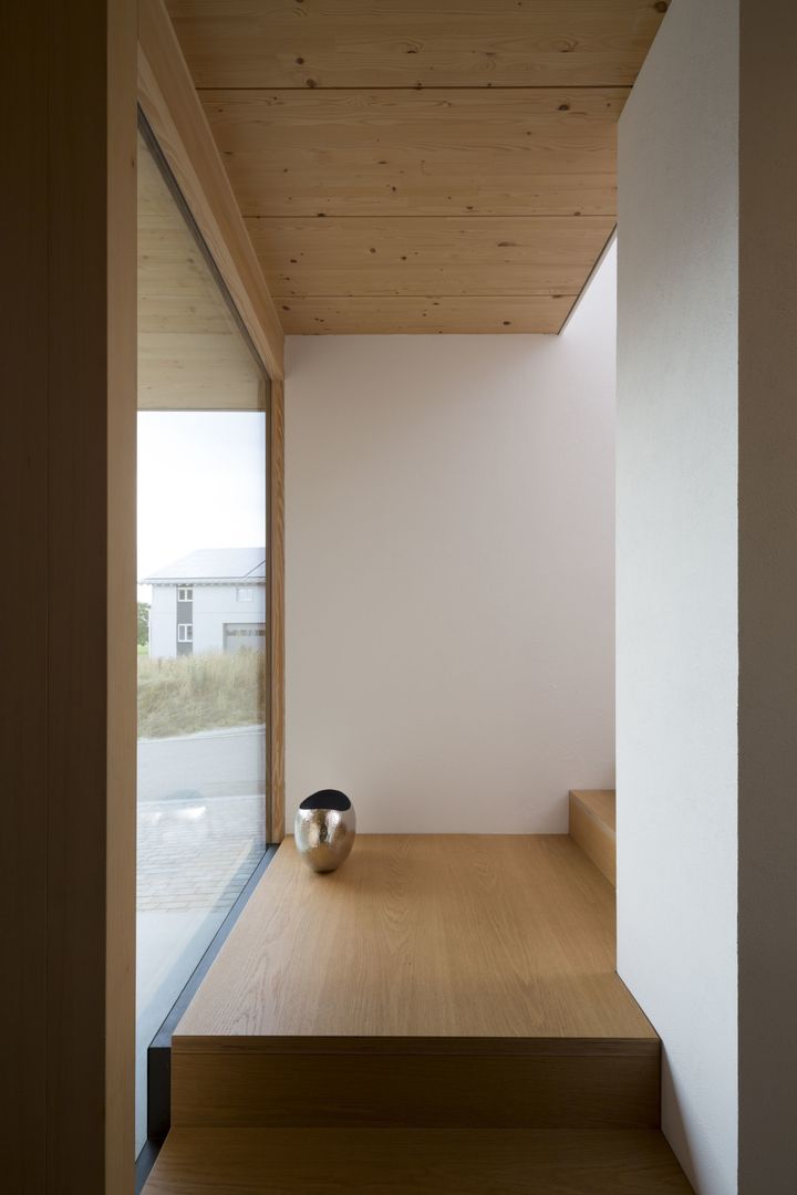 Haus Brunner, architektur + raum architektur + raum Modern corridor, hallway & stairs