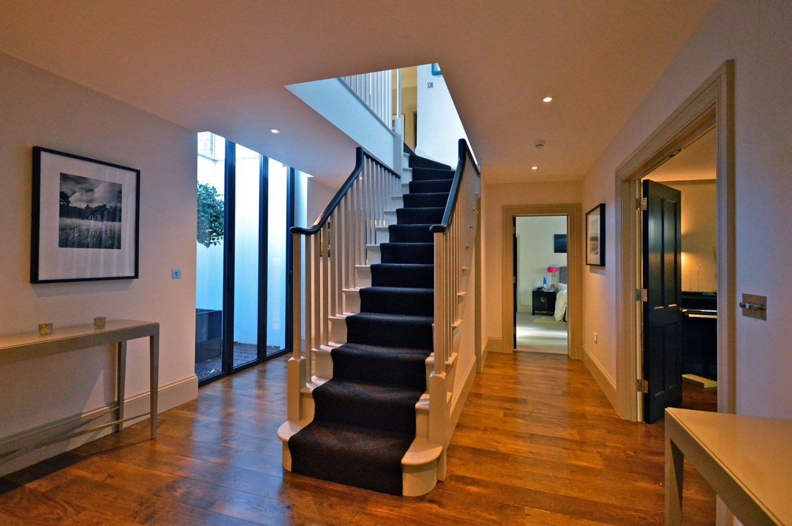The stairs to the basement Zodiac Design Couloir, entrée, escaliers modernes