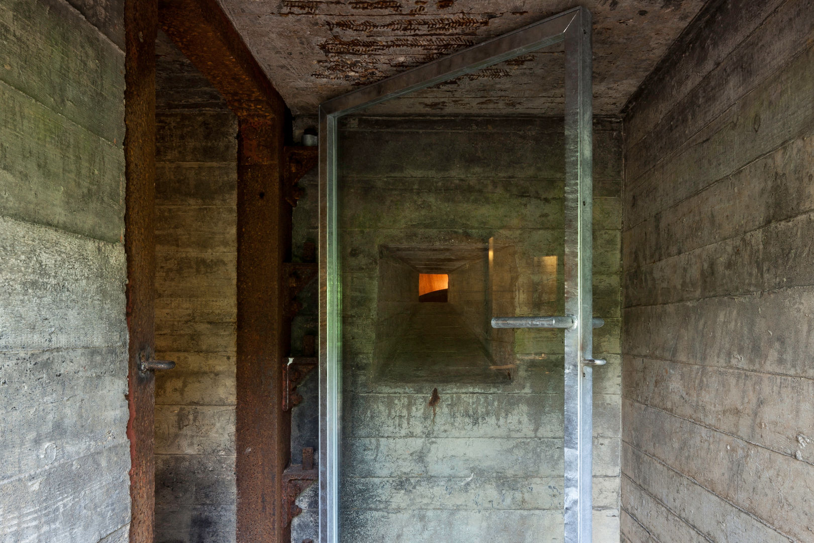 Bunker in Vuren (The Netherlands), B-ILD Architects B-ILD Architects インダストリアルな 玄関&廊下&階段