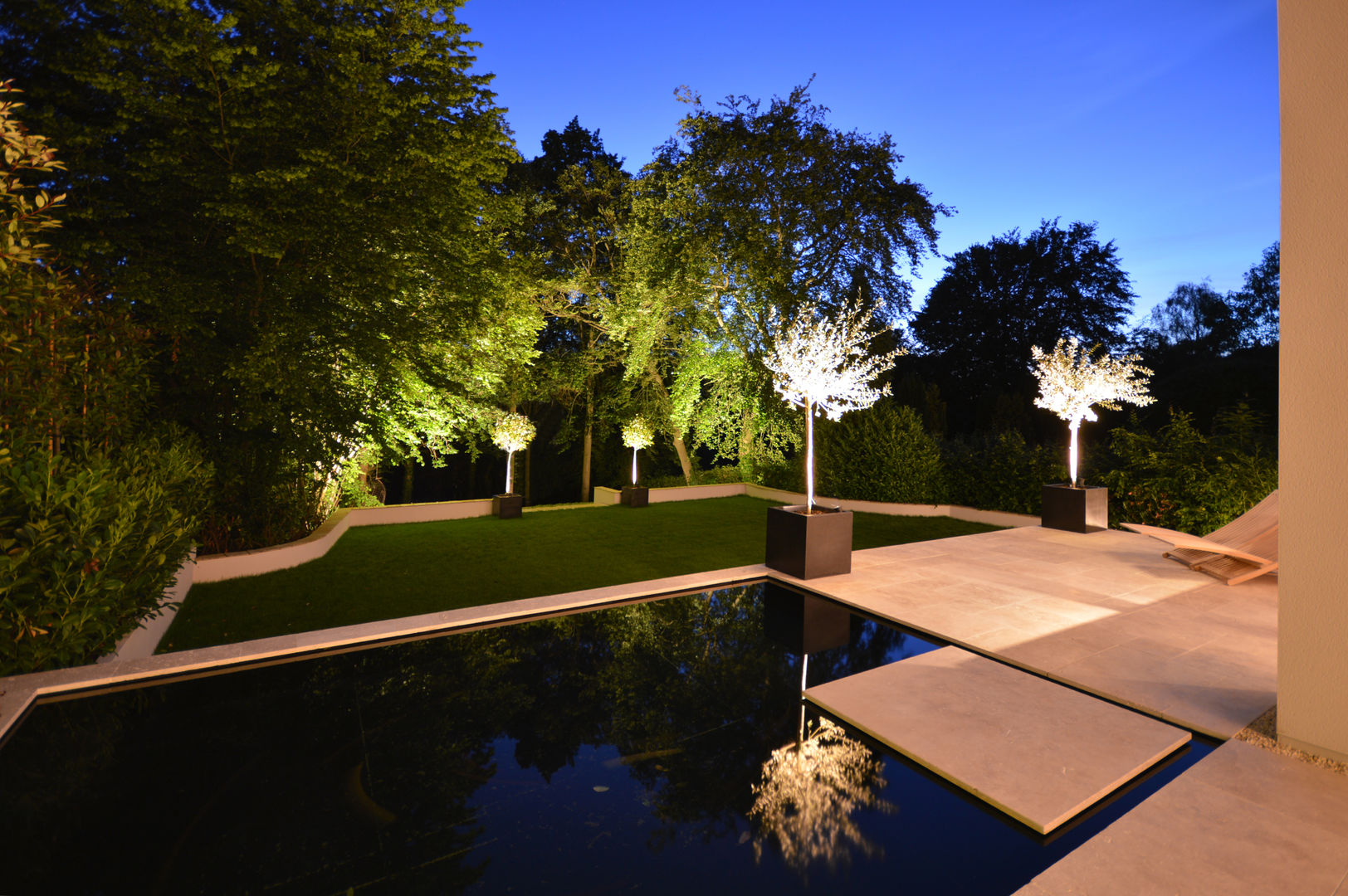 Heated splash pond Zodiac Design Jardines modernos: Ideas, imágenes y decoración