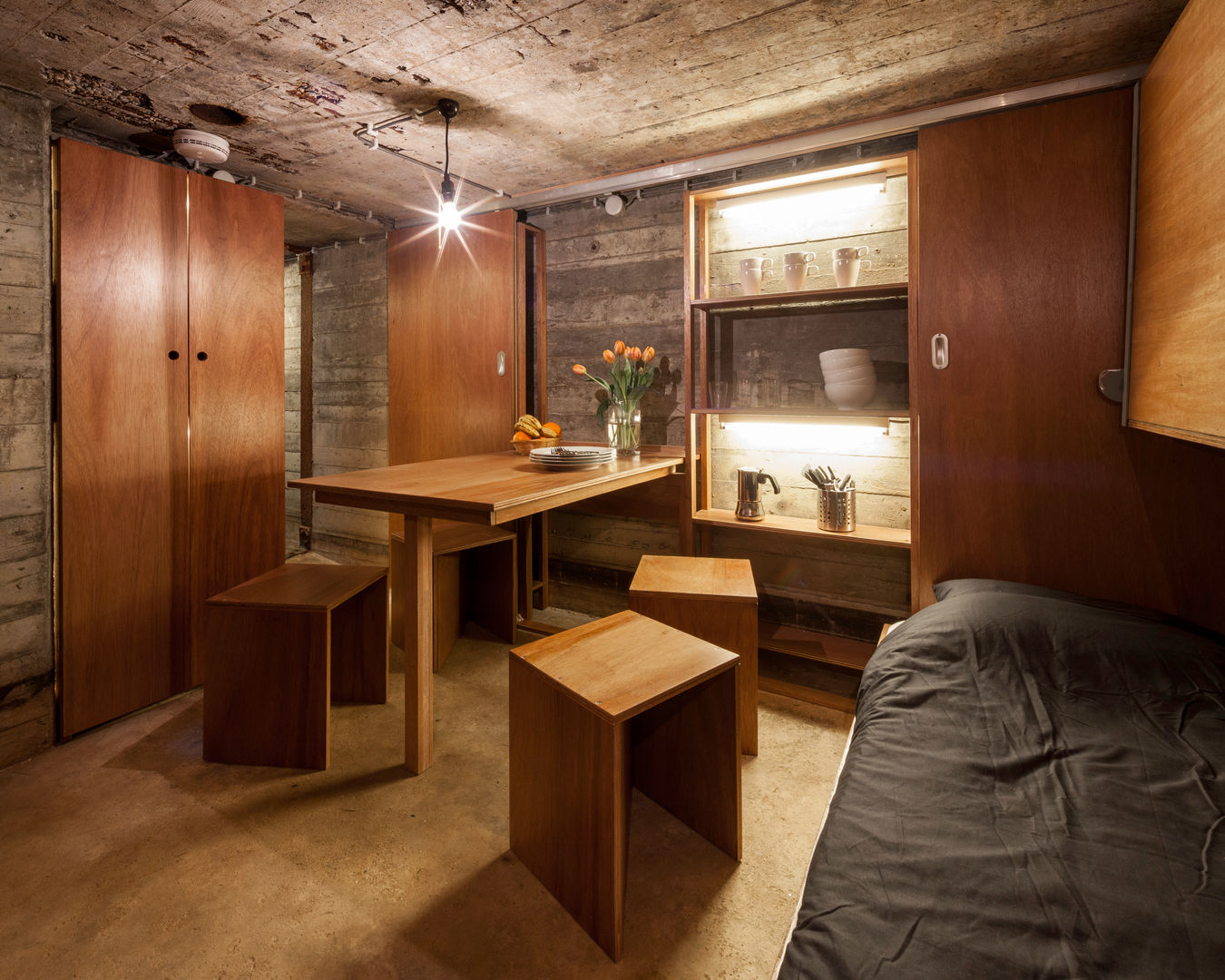 Bunker in Vuren (The Netherlands), B-ILD Architects B-ILD Architects Industrial style dining room