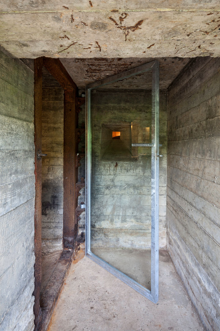 Bunker in Vuren (The Netherlands), B-ILD Architects B-ILD Architects インダストリアルな 玄関&廊下&階段