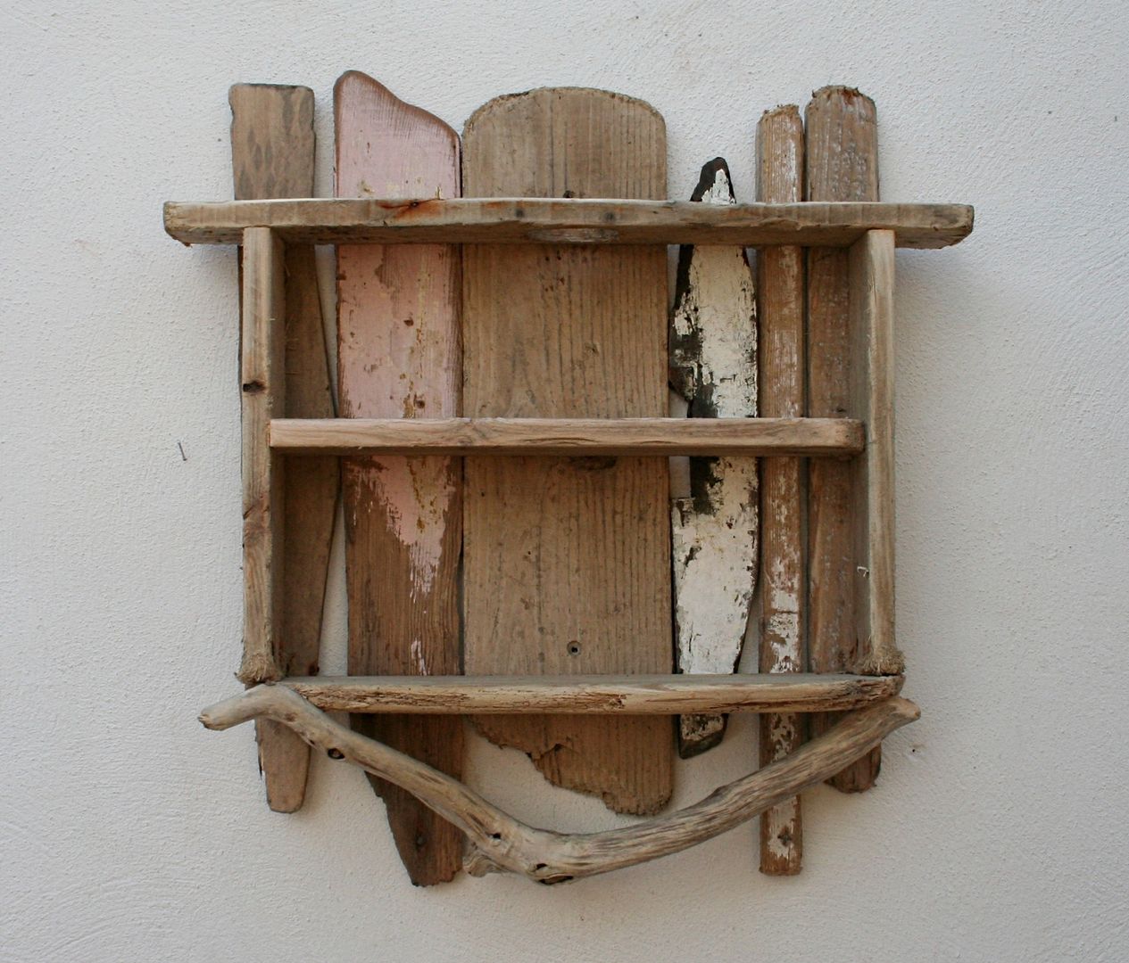 Driftwood shelves Julia's Driftwood Banheiros rústicos Estantes