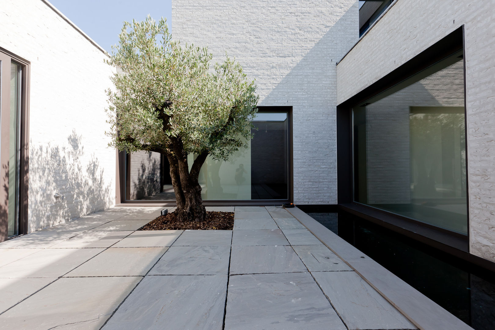 Patio house VAWE, areal architecten cvba areal architecten cvba Minimalist balcony, veranda & terrace