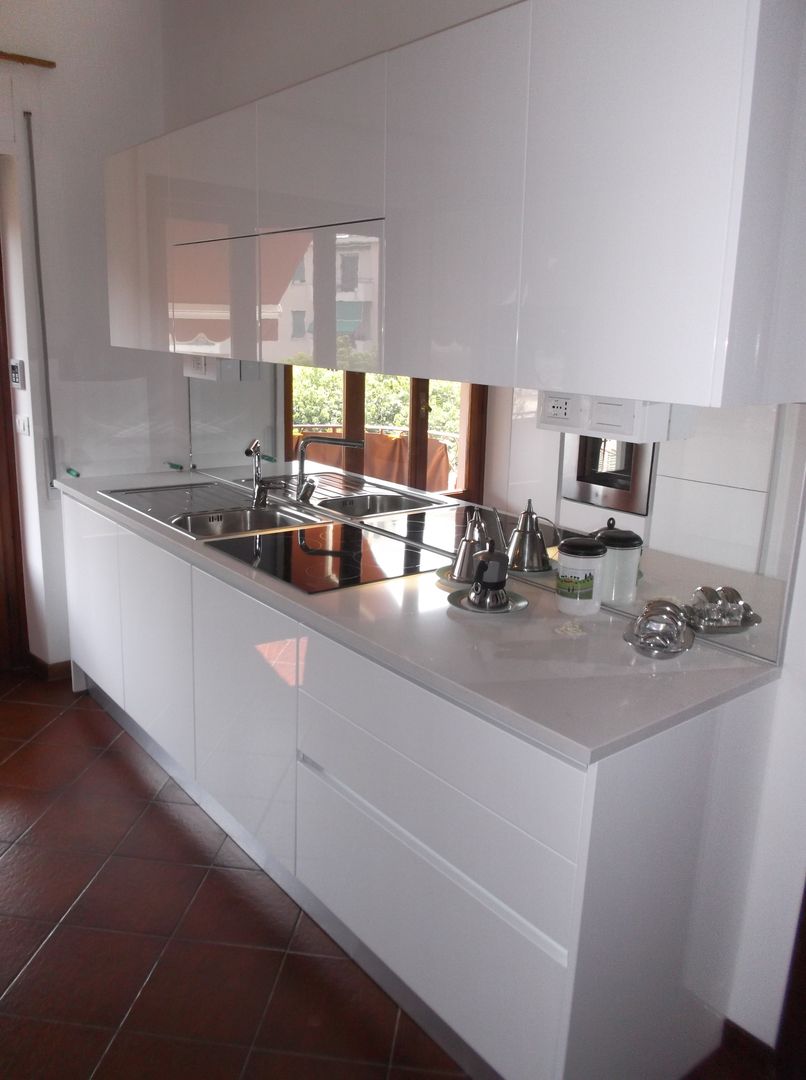 TOTALE WHITE KITCHEN WITH A LARGE MIRROR. , Idea d' Interni Arredamenti Idea d' Interni Arredamenti Cocinas de estilo moderno