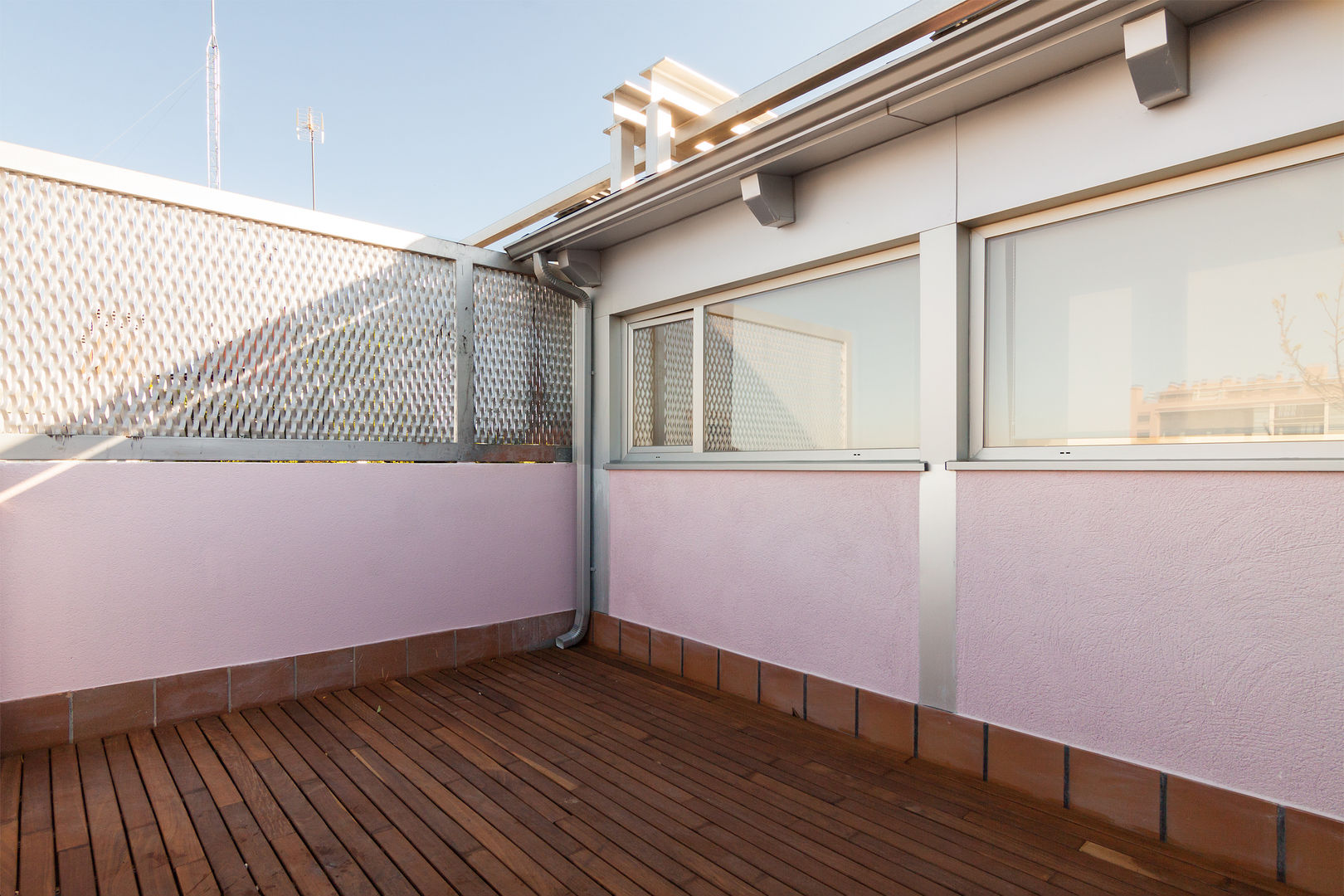 Terraza vacía vivienda DISEÑO Y ARQUITECTURA INTERIOR Balcones y terrazas de estilo clásico