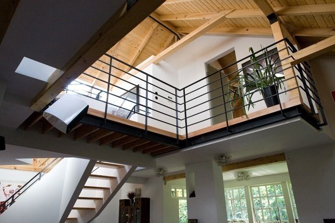 dom w Wawrze -projekt wnętrz Marek Rytych Eklektyczny korytarz, przedpokój i schody