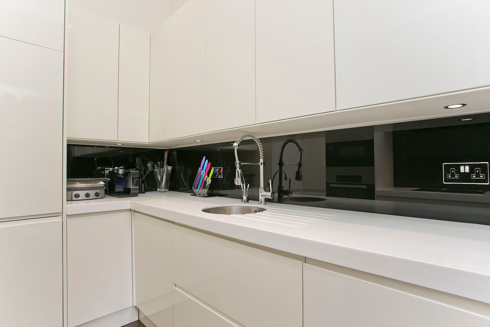 Kitchen Temza design and build Modern kitchen Cabinets & shelves