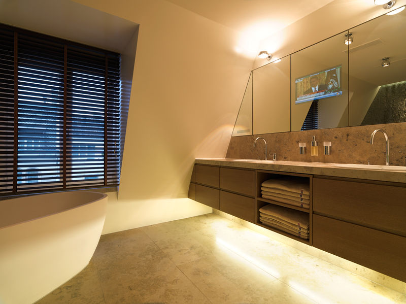 homify Modern bathroom