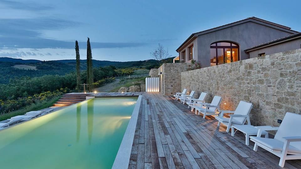 PISCINA AL TRAMONTO homify Piscina moderna