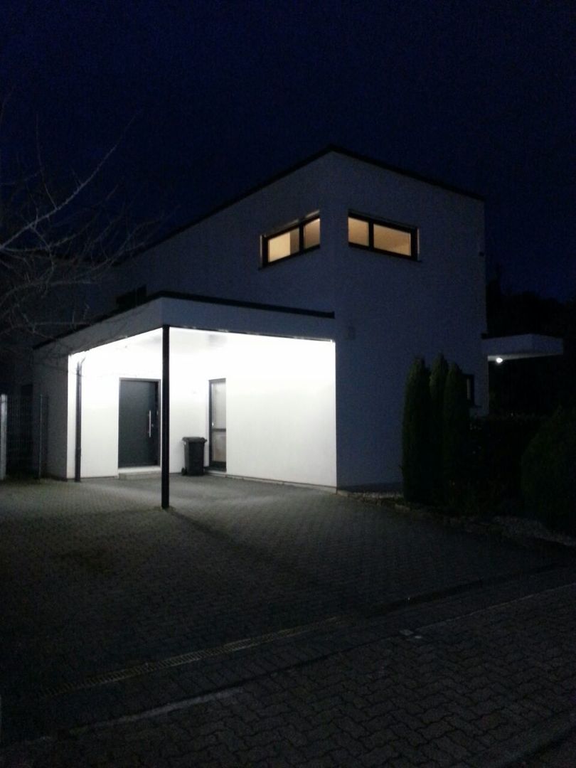 Lichtinstallation am Carport einer Bauhausvilla, LIEHT – Die Lichtmanufaktur LIEHT – Die Lichtmanufaktur Гараж в стиле модерн