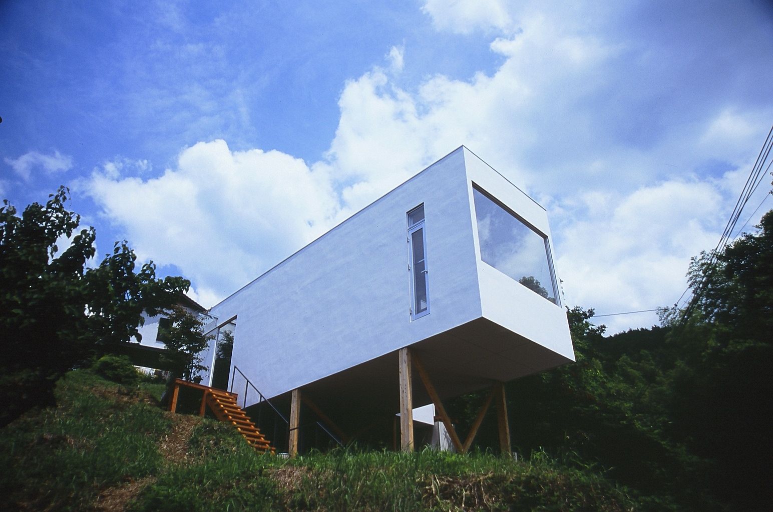 山の中にスッポリ建つ喫茶店、[ 喫茶陶花 ], 宮城雅子建築設計事務所 miyagi masako architect design office , kodomocafe 宮城雅子建築設計事務所 miyagi masako architect design office , kodomocafe Espacios comerciales Espacios comerciales