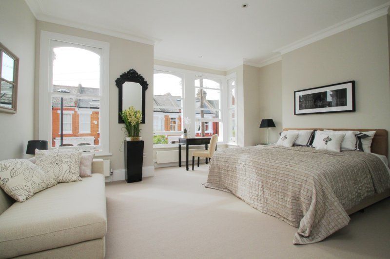 A Four-Bedroom Victorian House in Narbonne Avenue, Clapham, Bolans Architects Bolans Architects Nowoczesna sypialnia