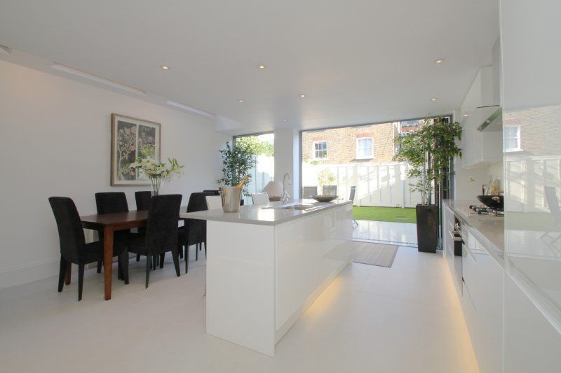 A Four-Bedroom Victorian House in Narbonne Avenue, Clapham, Bolans Architects Bolans Architects モダンな キッチン