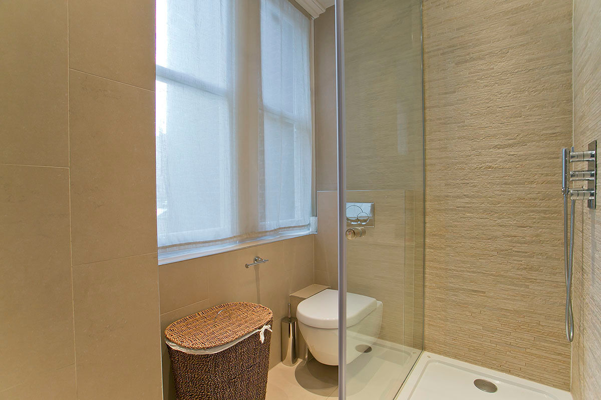 Bathroom 1 view Temza design and build 모던스타일 욕실 욕조 및 샤워 시설