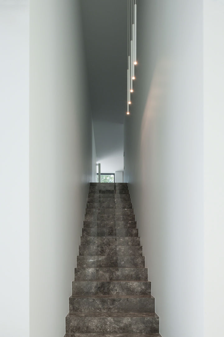 DM Residence, CUBYC architects CUBYC architects Modern corridor, hallway & stairs