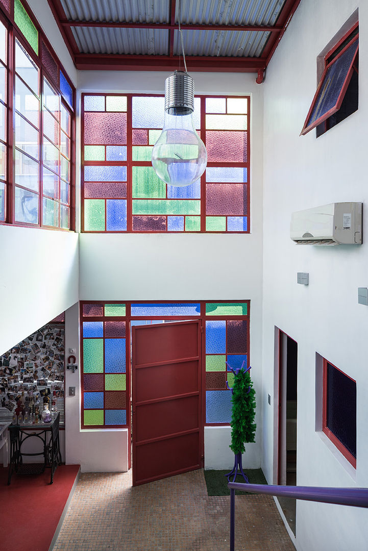 Casa Estúdio MC, Blacher Arquitetura Blacher Arquitetura Eclectic style corridor, hallway & stairs