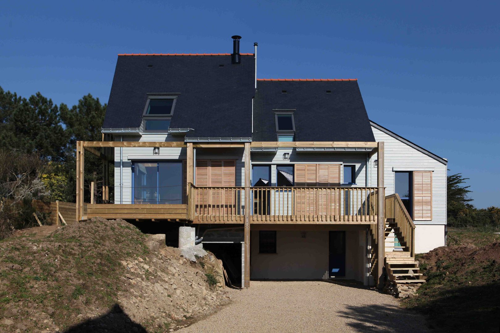 UNE MAISON BIOCLIMATIQUE DANS LE GOLFE DU MORBIHAN, Patrice Bideau a.typique Patrice Bideau a.typique Rumah Modern