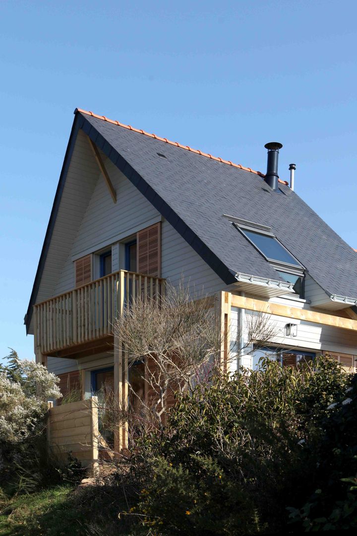 UNE MAISON BIOCLIMATIQUE DANS LE GOLFE DU MORBIHAN, Patrice Bideau a.typique Patrice Bideau a.typique モダンな 家