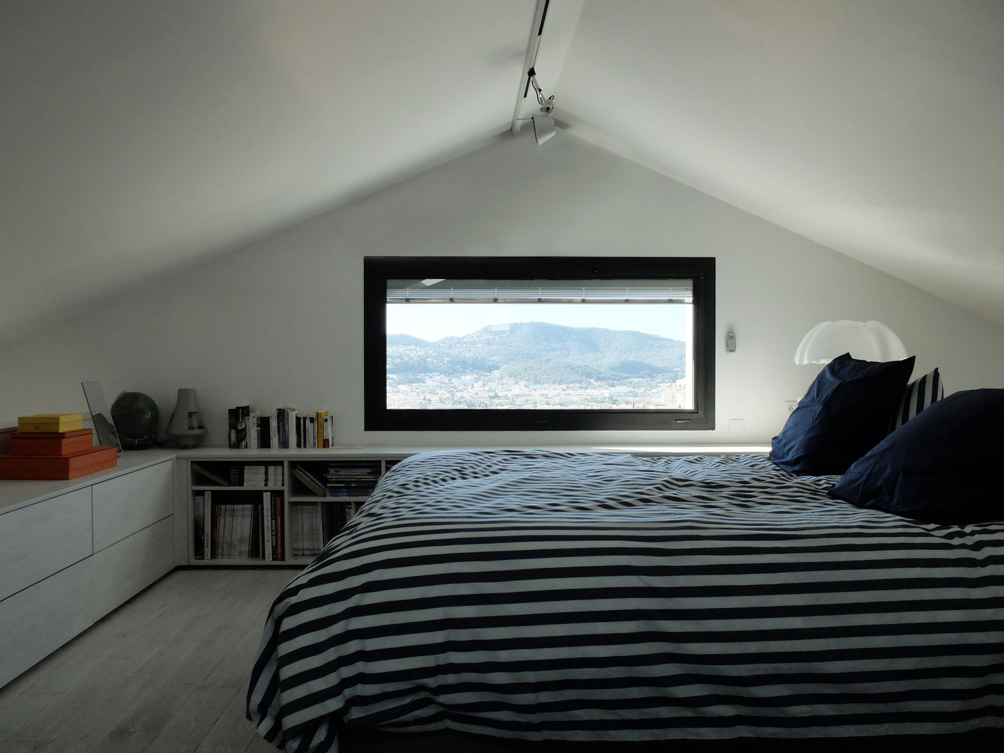 Maison Manet, Tout Va Bien - Stéphane Herpin architecte Tout Va Bien - Stéphane Herpin architecte Chambre méditerranéenne Imeuble,Biens,Un meuble,Confort,Table,Bois,Design d&#39;intérieur,Ombre,Architecture,Oreiller