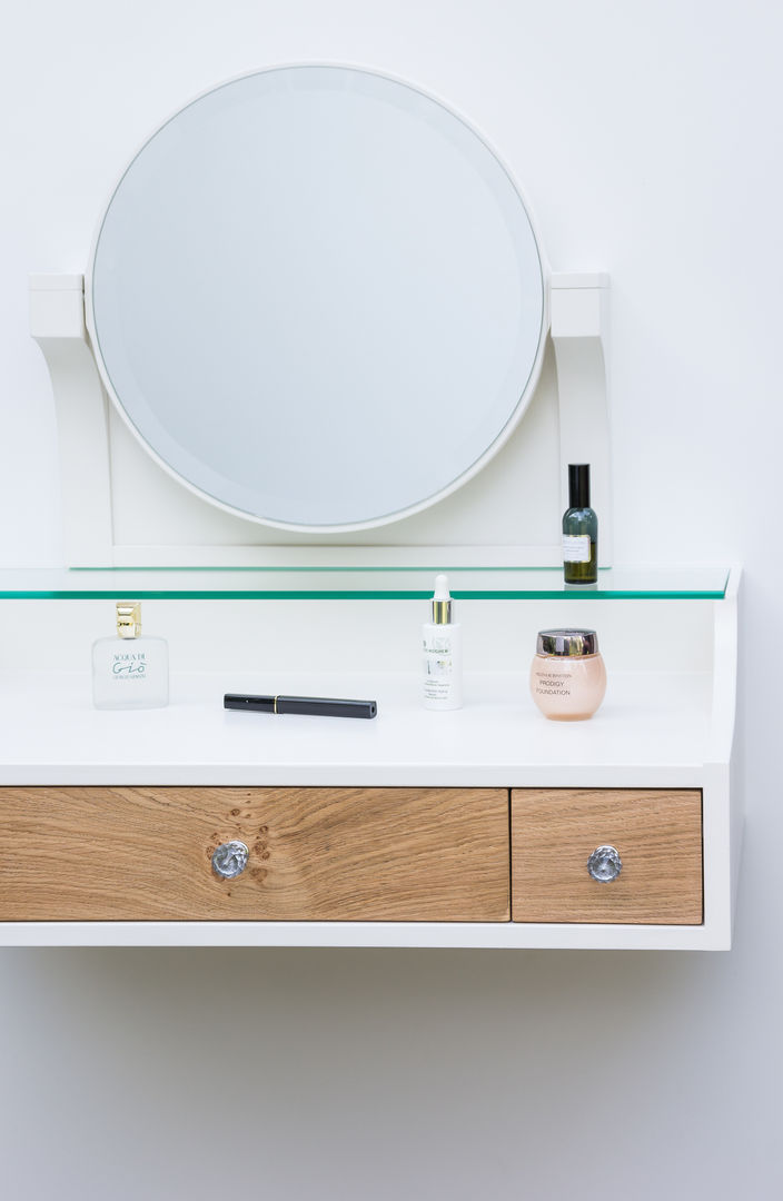 Hanging dressing table Meble Autorskie Jurkowski غرفة الملابس مرايا