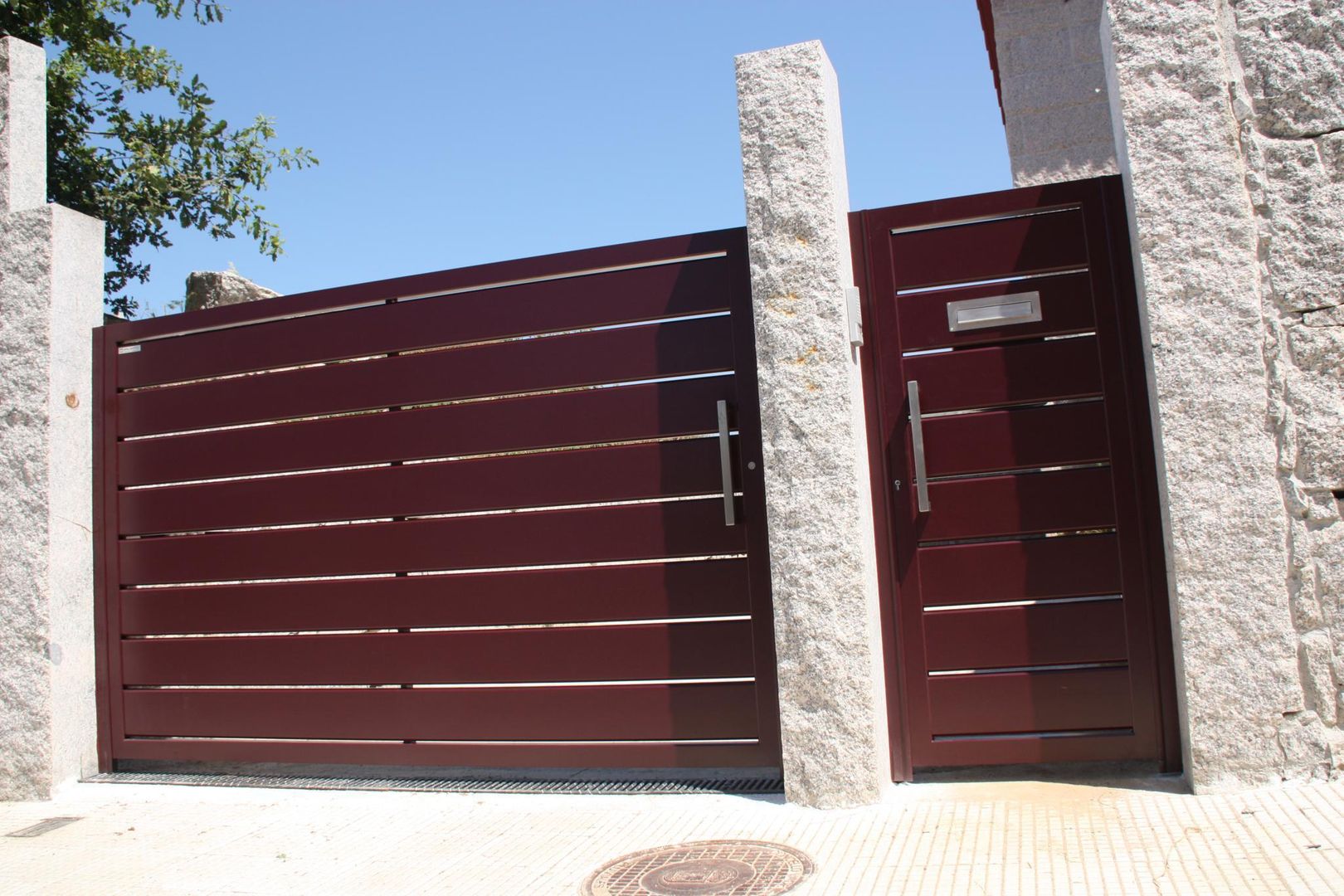 Puertas correderas y batientes en aluminio soldado., Galmatic S.L Galmatic S.L أبواب Doors