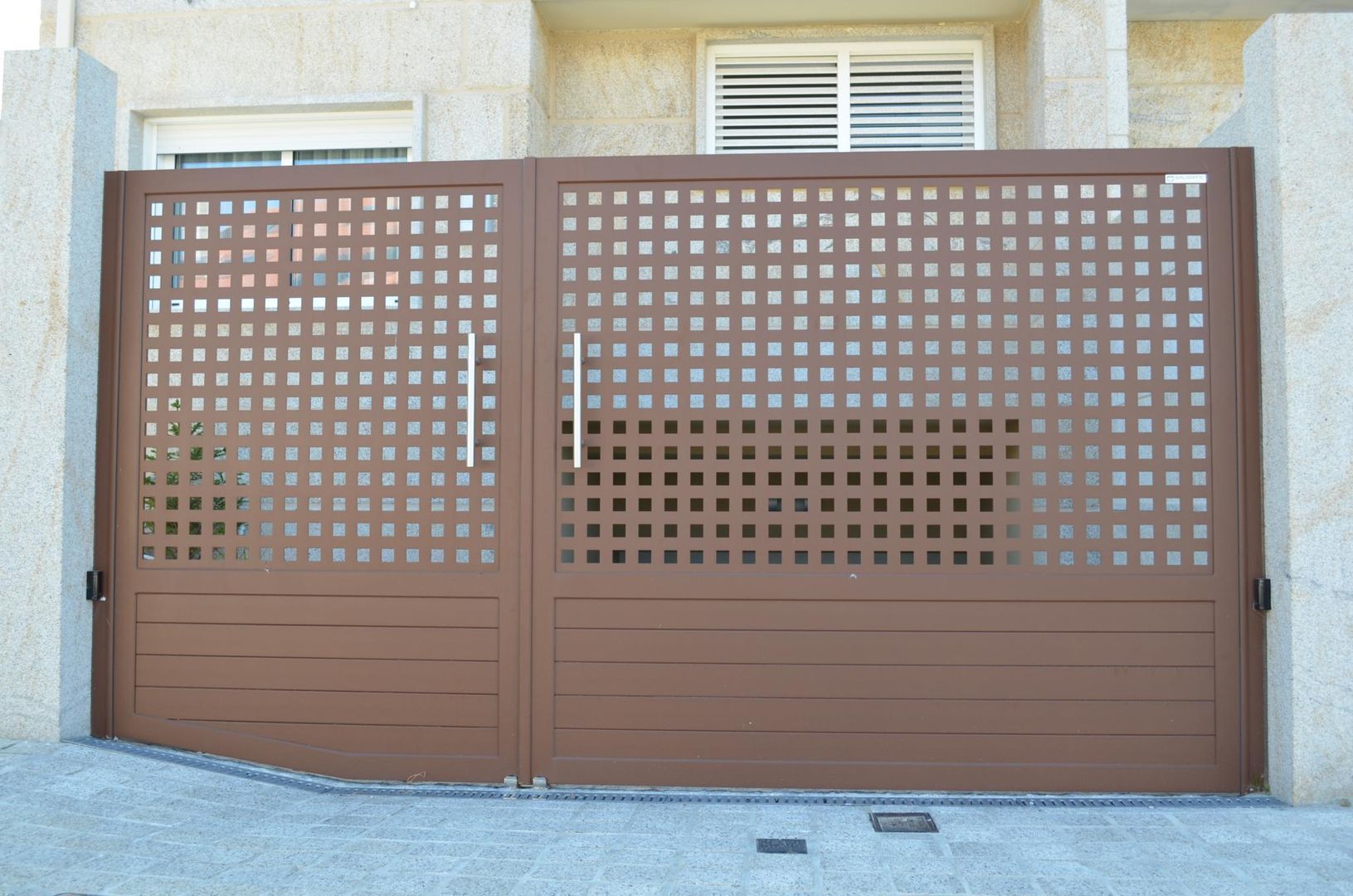 Puertas correderas y batientes en aluminio soldado., Galmatic S.L Galmatic S.L Portas Portas
