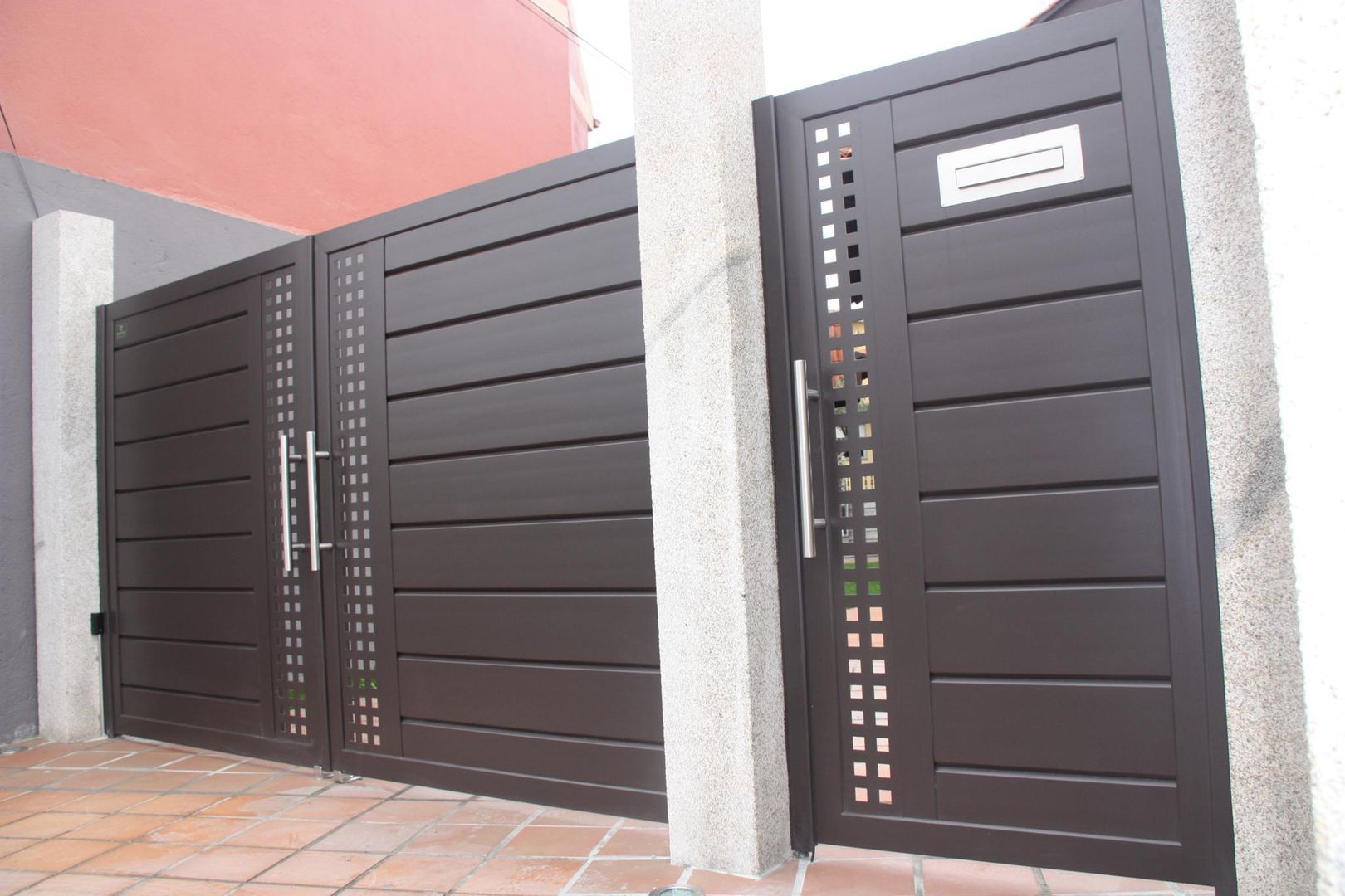 Puertas correderas y batientes en aluminio soldado., Galmatic S.L Galmatic S.L Modern style doors Doors