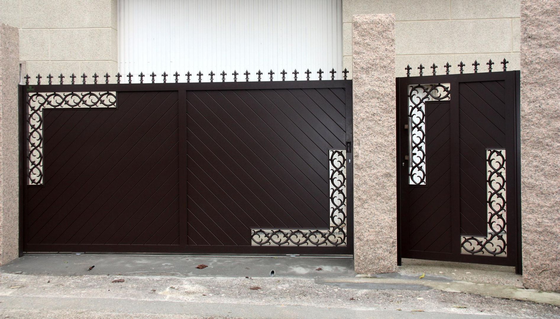 Puertas correderas y batientes en aluminio soldado., Galmatic S.L Galmatic S.L أبواب Doors