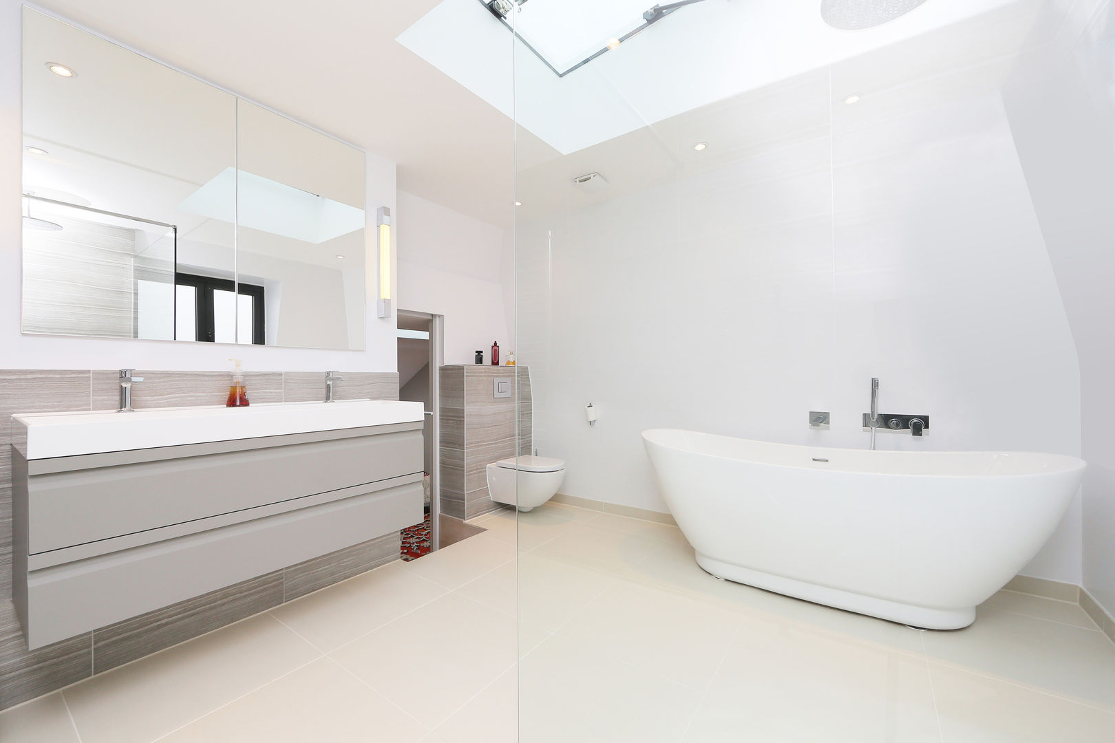 ​mansard loft conversion wandsworth homify Bagno moderno