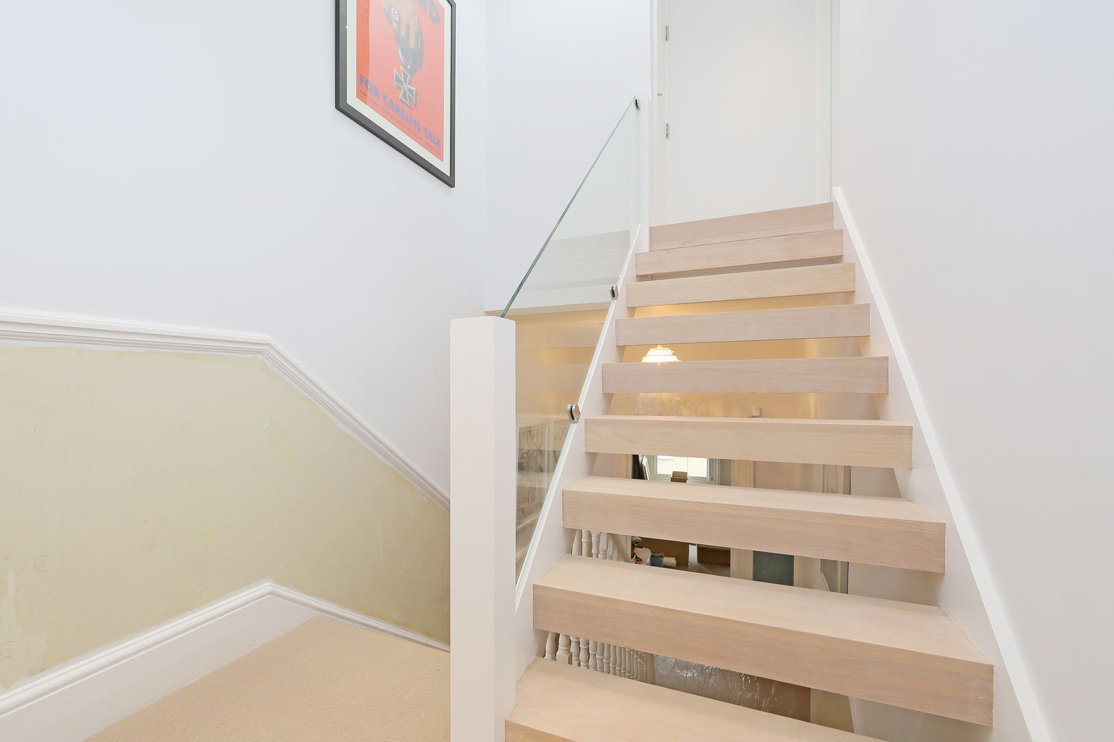 ​mansard loft conversion wandsworth homify Pasillos, vestíbulos y escaleras de estilo moderno