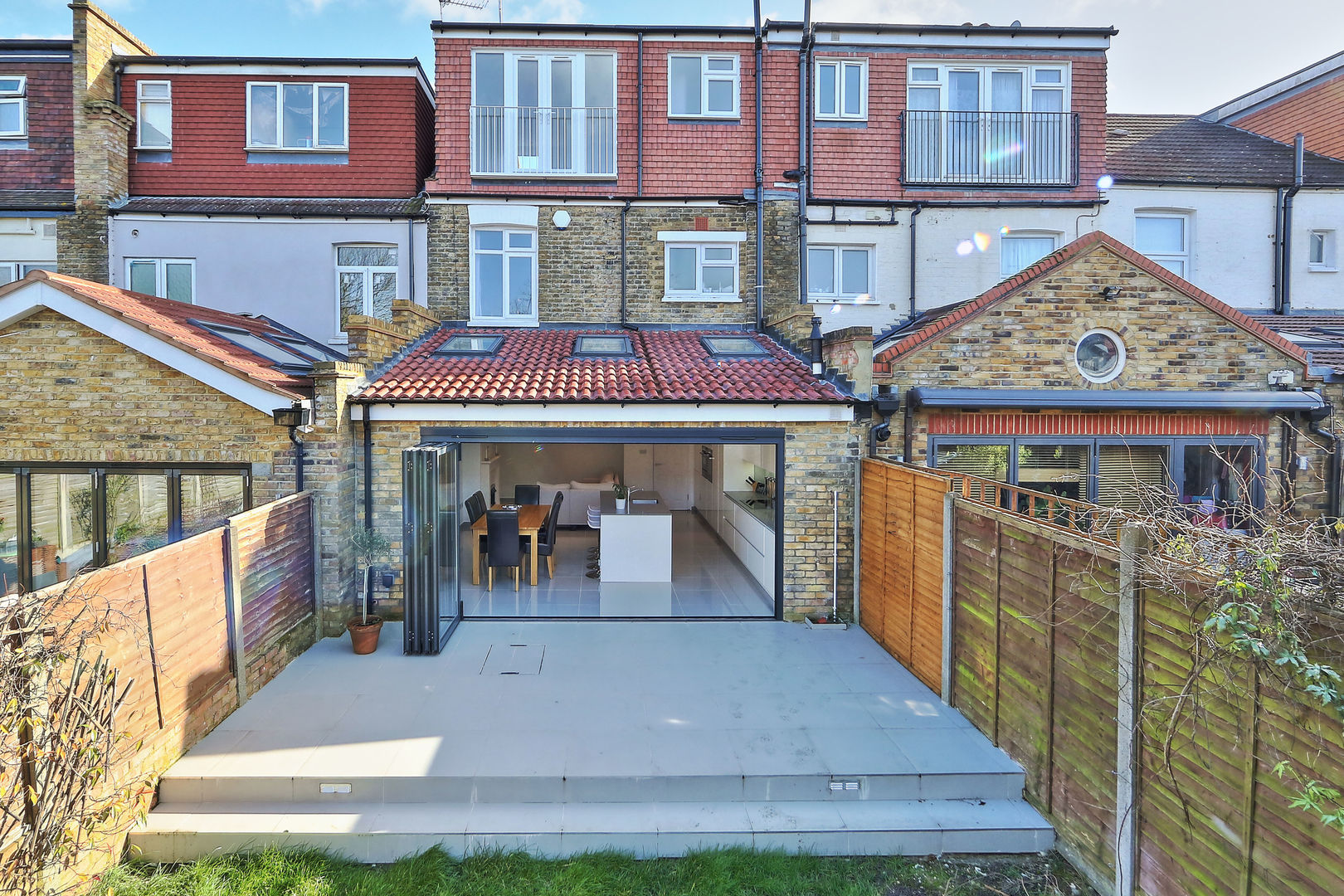 ​kitchen rear extension ealing with pitched roof homify モダンな 家