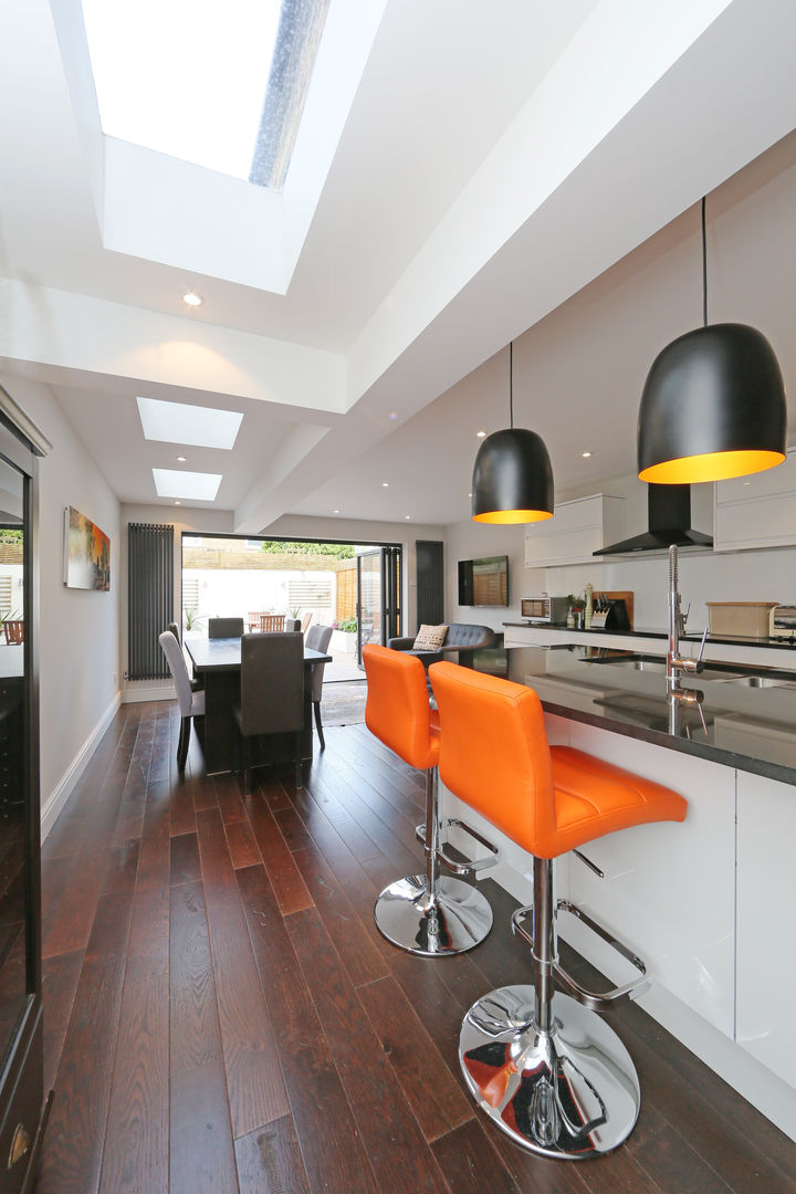 ​kitchen side return extension balham with flat roof and sky lights homify 現代廚房設計點子、靈感&圖片