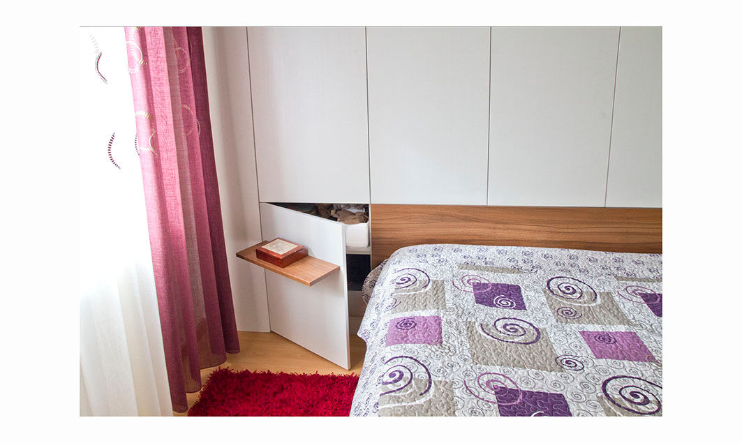 Quarto com arrumação na parede, GenesisDecor GenesisDecor Minimalist bedroom Bedside tables